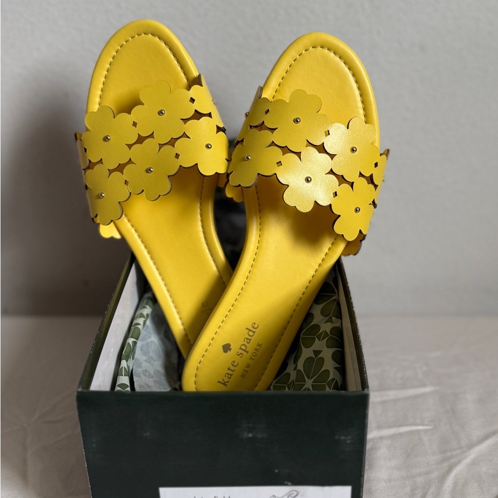 Kate Spade Dandelion Yellow Sandals with Daisy Straps🌼